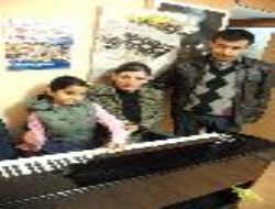Minik Helin in müzik aşkı   
